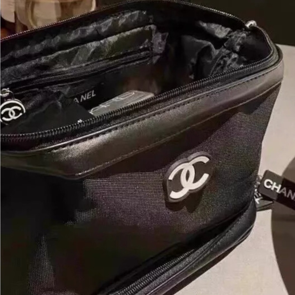 Chanel women’s cosmetic bag LAST ONE !Nice size - Picture 3 of 4